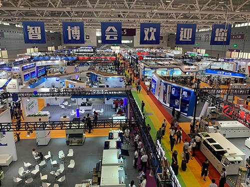 2020智博會富興智能帶來的自動插件機設(shè)備造眾人圍觀